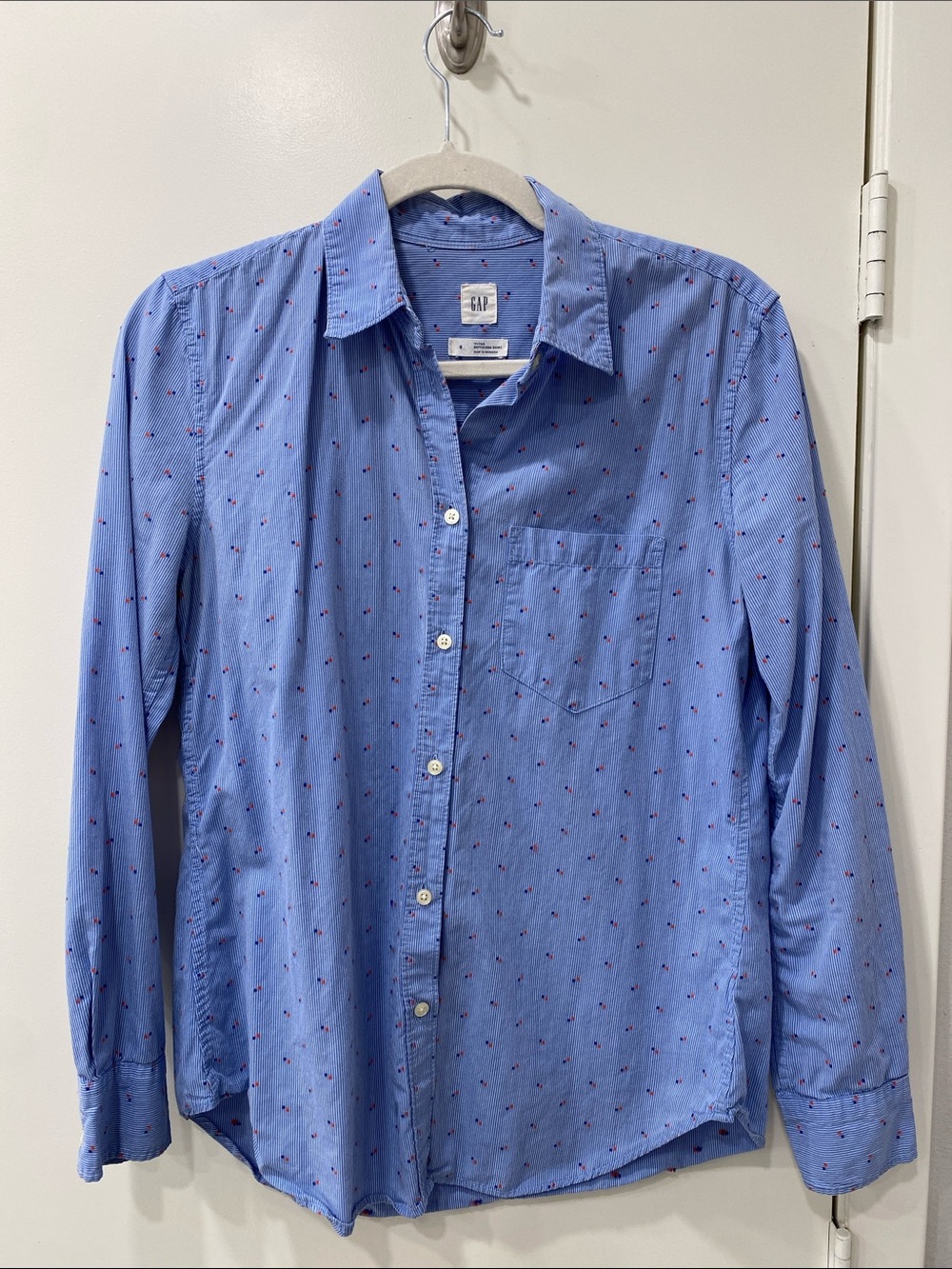 GAP Women’s button down shirt